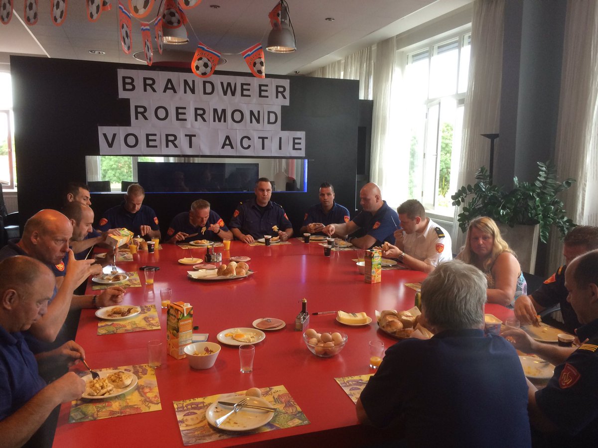 Ontbijt aangeboden door mijn actievoerende collega's <a href="/brwroermond/">Brandweer Roermond</a>. Bevorderd begrip voor elkaar!@brandweerln <a href="/vr_ln/">Veiligheidsregio Limburg-Noord</a>