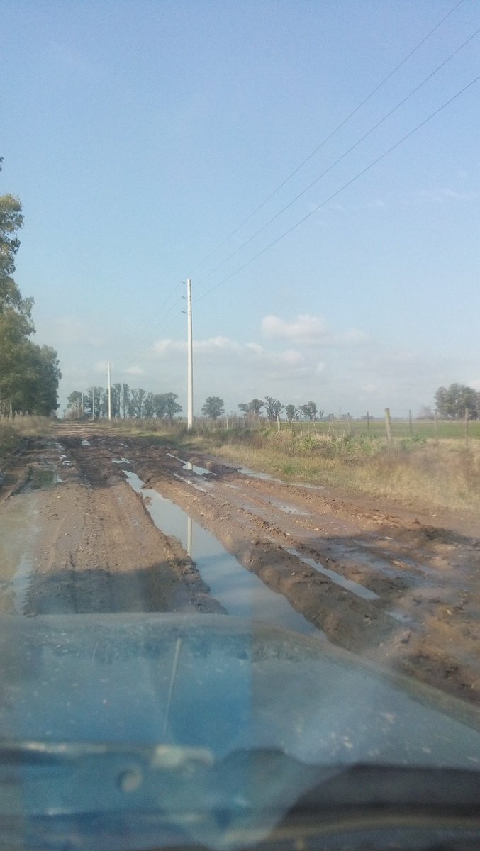 vaneeGra's tweet photo. @marialauratv 
Desastrozo los caminos y nadiee hace nada.por favor ayudenme a difundir.. https://t.co/2tuLQK7O1c