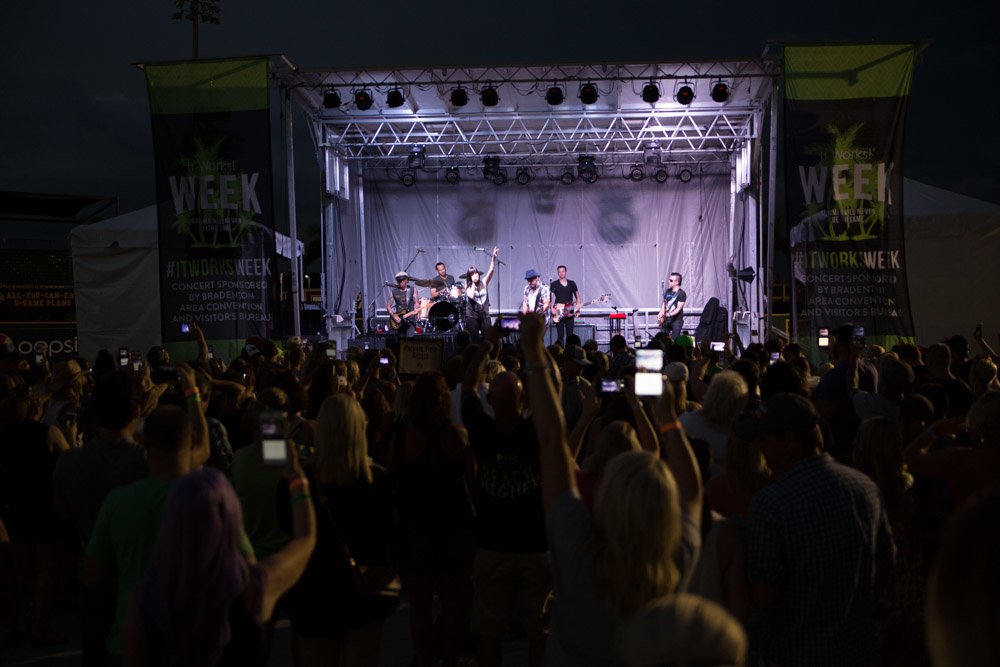 #TBT to the AMAZING <a href="/thompsonsquare/">Thompson Square</a> concert during #ItWorksWeek! 🎤