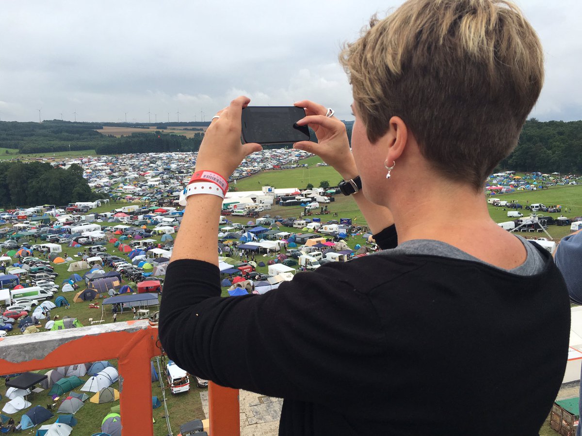 Der RZ-Multimediaredakteurin bei der Arbeit über die Schulter gucken. #natureone #atwork #reddancingflames