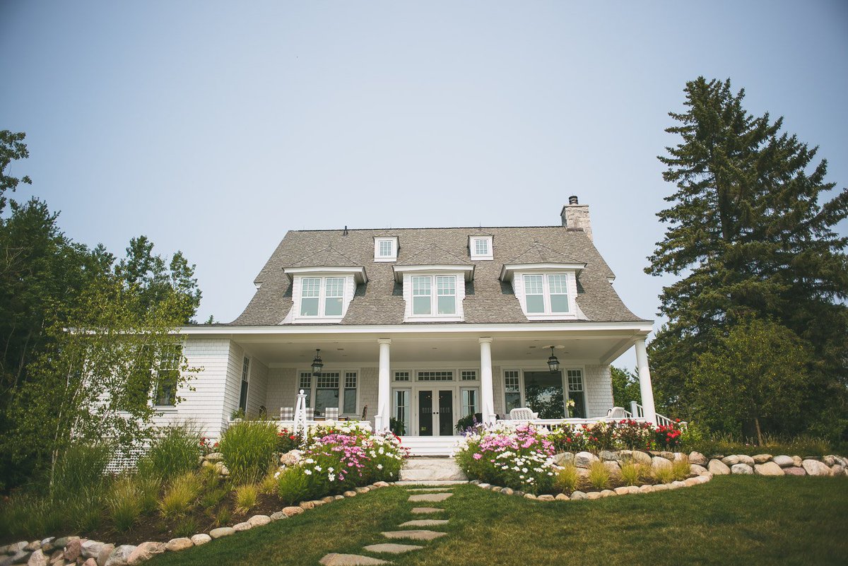 SimplyBlueWed's tweet image. The ins and outs of having a wedding at your private residence -  bit.ly/2avU1hx
📷: two twisted trees