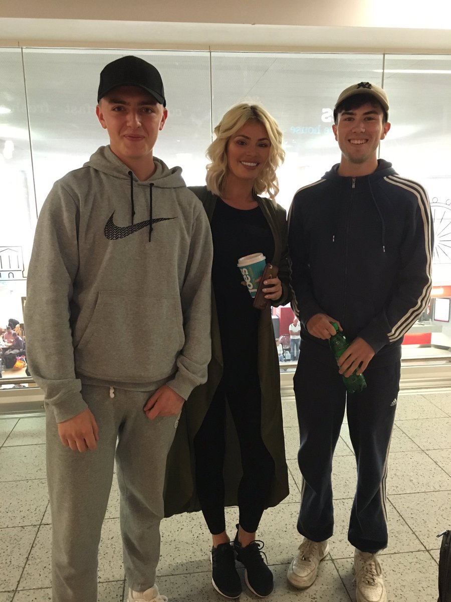 Look like a dick but Chloe sims at airport 😁