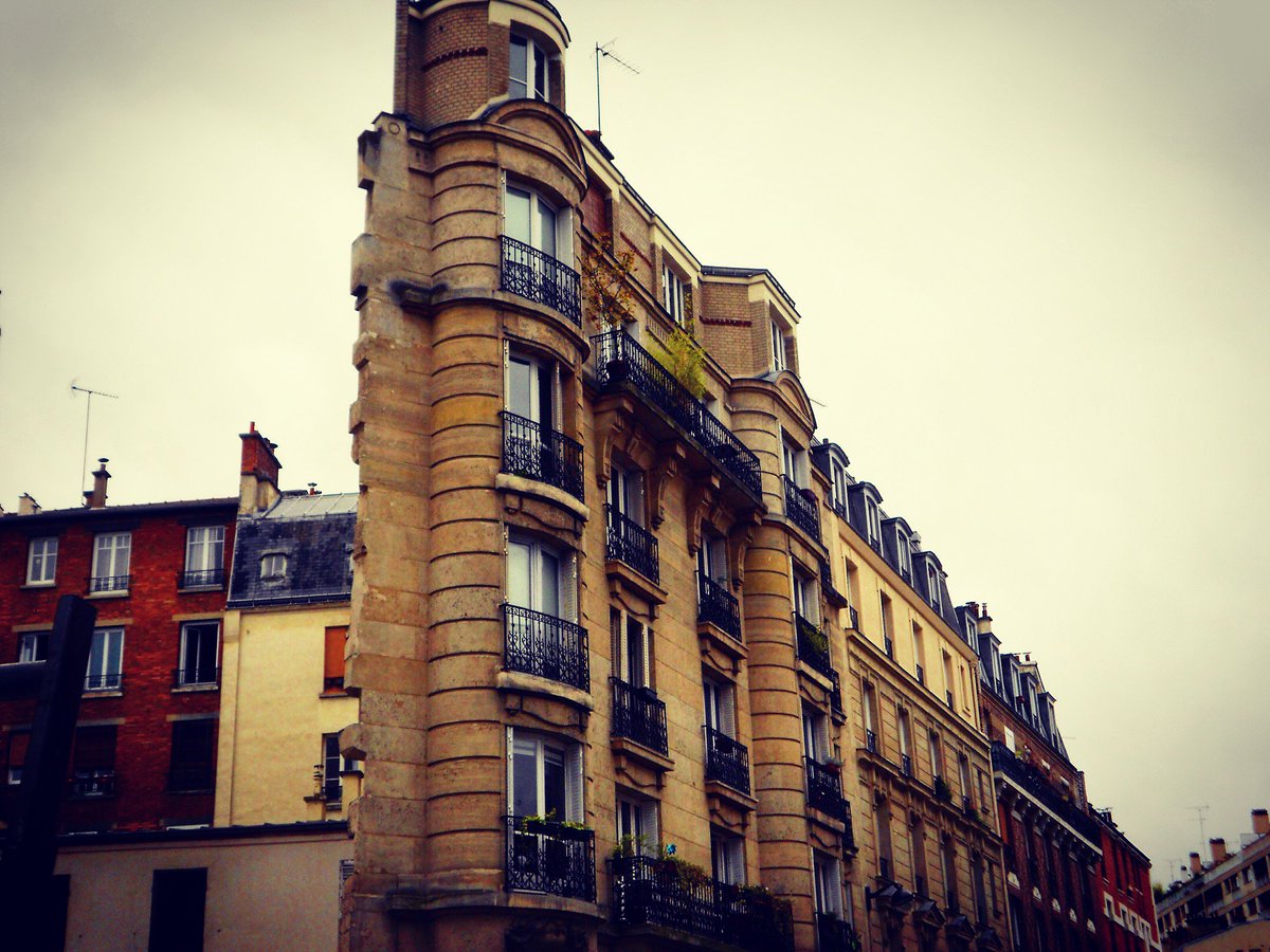 La façade d'immeuble la plus fine de <a href="/Paris/">Paris</a>. Indice : c'est rive droite. Dans le XVIIIe. immobilier.lefigaro.fr/article/decouv…