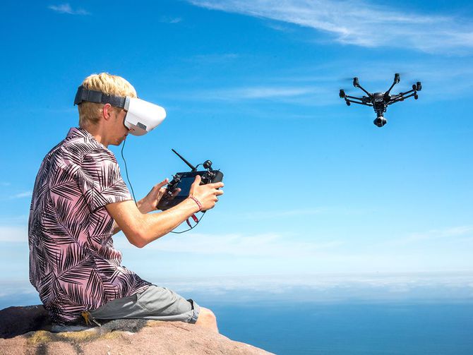 CNET's tweet image. The Yuneec SkyView gets you high in the sky while you're still on the ground cnet.co/2aL39jh