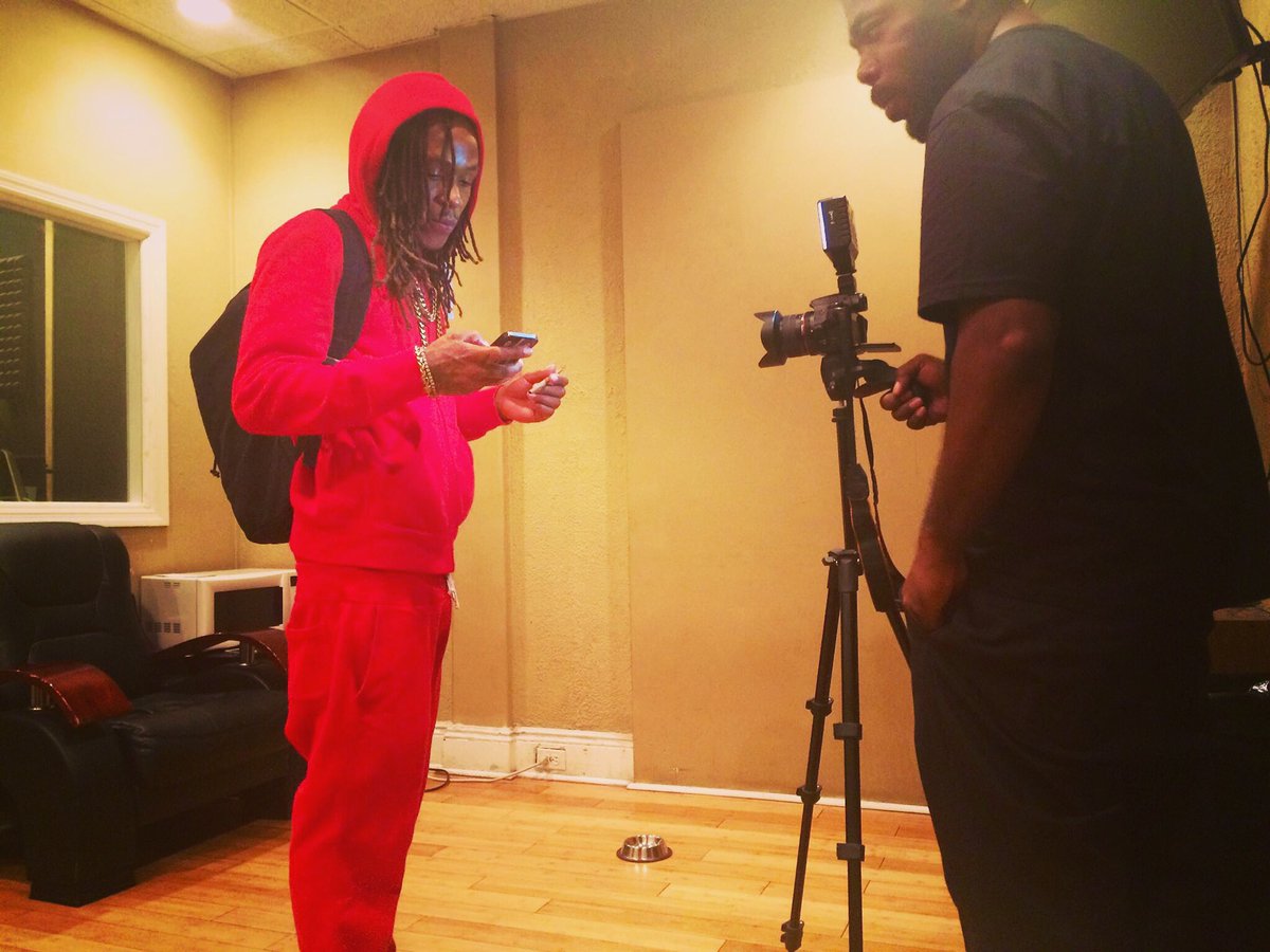 DomPeriani's tweet photo. Guns 💥🔫 and Butter 🍰 baby. 🎬🎥📽🎞 #MurcielagosWay #CityOfBrickz #PoloGod https://t.co/Np7RaqH0fg