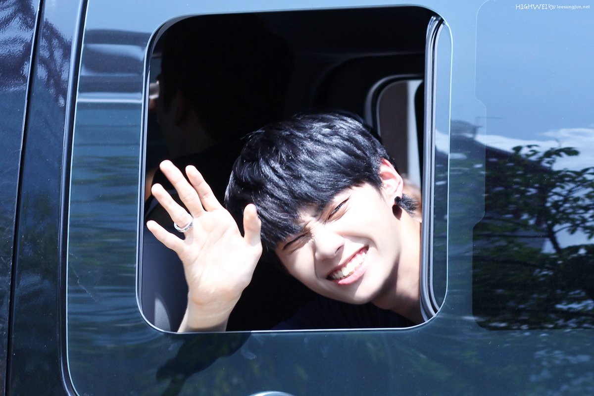 highwei0608's tweet photo. 160804 가요광장 퇴근 @UP10TION #UP10TION #업텐션 #웨이 #WEI #이웨이짱짱 

오늘도 세젤 귀여운 성준이!! 😍💕💕 https://t.co/833skXgkHY