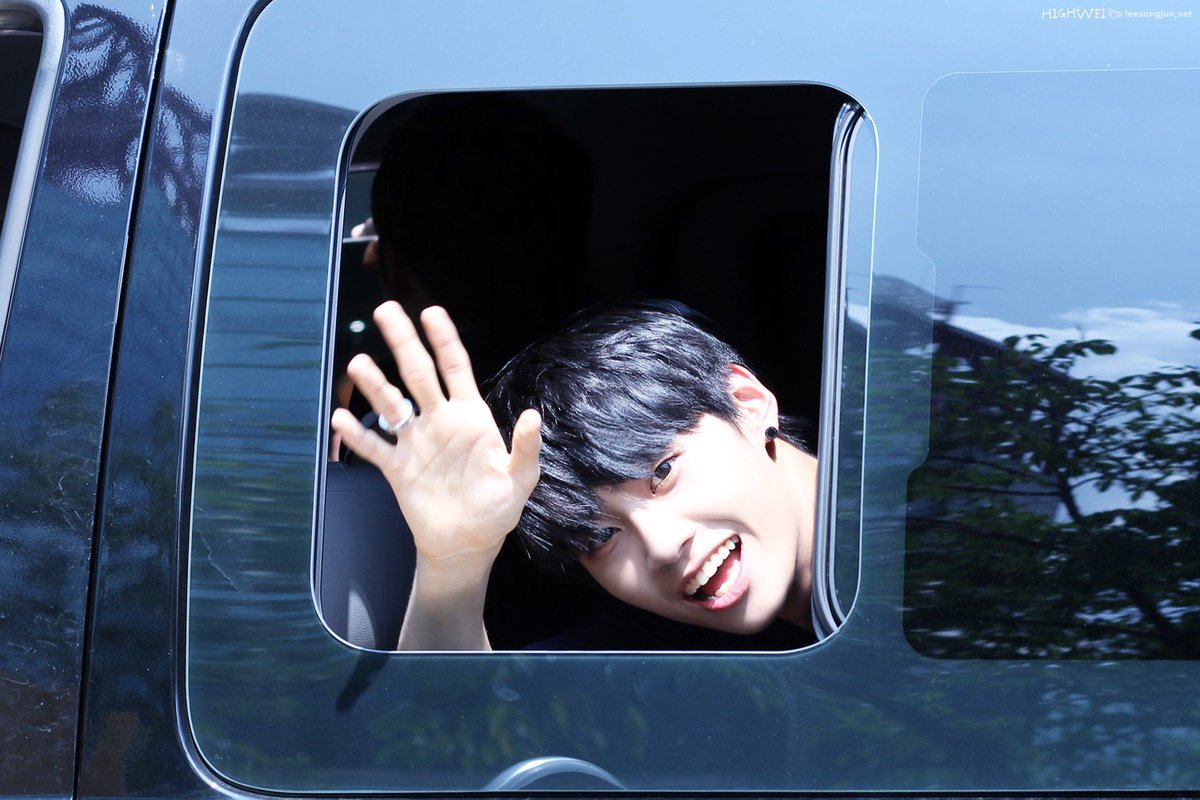 highwei0608's tweet photo. 160804 가요광장 퇴근 @UP10TION #UP10TION #업텐션 #웨이 #WEI #이웨이짱짱 

오늘도 세젤 귀여운 성준이!! 😍💕💕 https://t.co/833skXgkHY