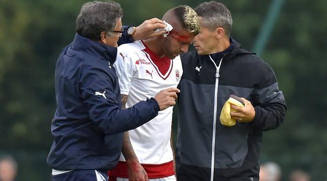 Jérémy Ménez se fait couper l'oreille en deux pour sa première apparition avec Bordeaux bit.ly/2aAbWW5
