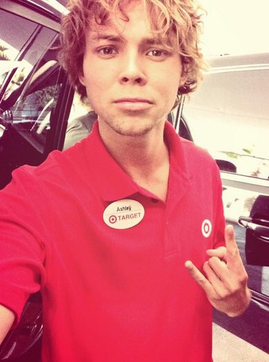 (sm)Ash (@axhtcnlrwin) on Twitter photo 