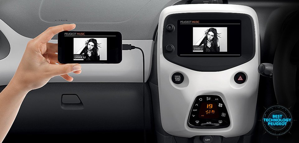 peugeotitalia's tweet image. Peugeot #MirrorScreen, duplica lo schermo del tuo smartphone sul touchscreen. Il futuro è adesso!