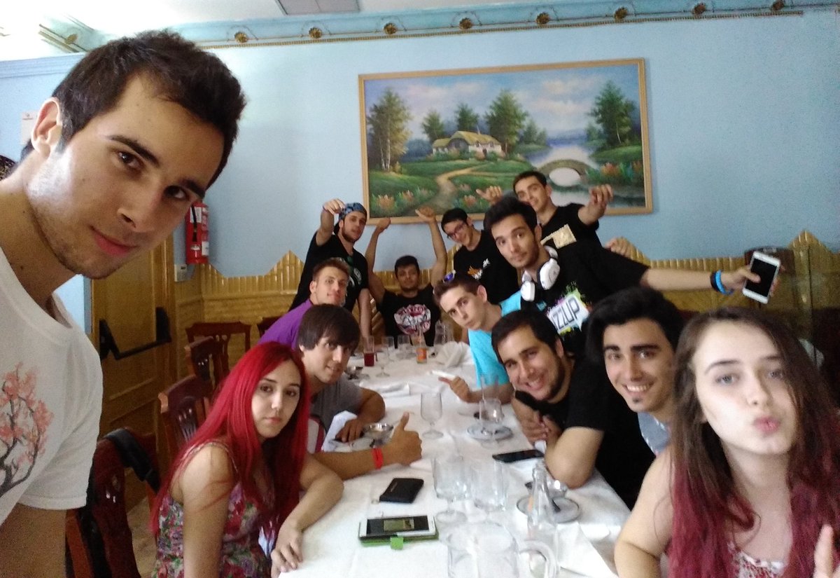 PichacoBros's tweet photo. Aqui arrasando en el chino. Calne de lata OP! https://t.co/rjG5Et7NFF