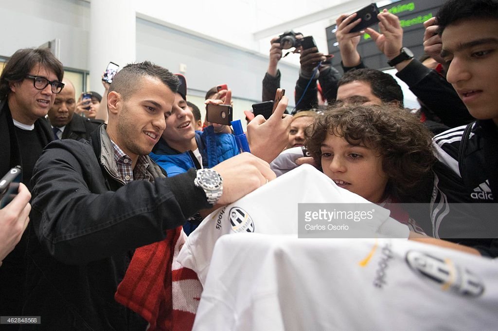 eraera1212's tweet photo. @SebaGiovinco has just arrived in Turin!
Fans welcome our new player
#welcomeseba #welcomegiovinco https://t.co/gpaeoNXtIE