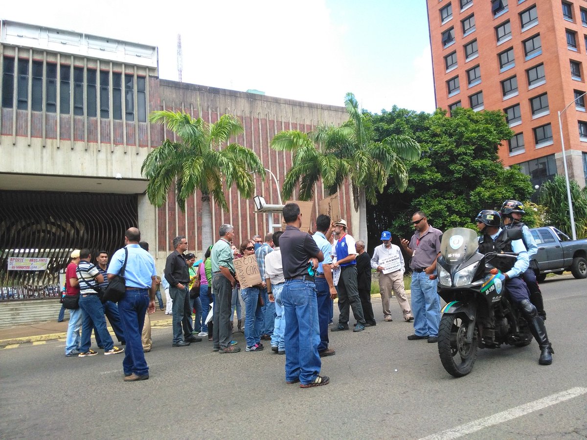 NancySuarezA's tweet photo. Jubilados y trabaj activos d CORPOELEC protestan afuera del edif. Edelca en #Puerto Ordaz.Piden firma dl ContratoYA https://t.co/2Tk0llxMUh