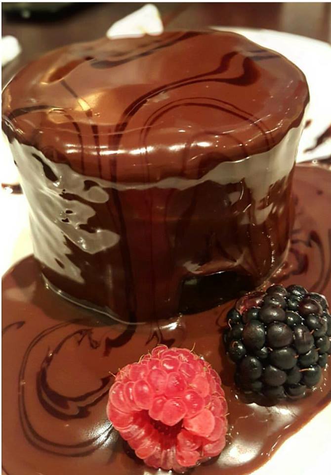 ChocolateBarUAE's tweet photo. 9 من أصل 10 من الناس يحبون الشوكولاته، العاشر أكيد مش بيقول الحقيقة ;) https://t.co/PZQS7xIEy1