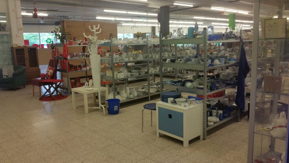 KringloopAlmere's tweet image. Vandaag is rood, wit of eh blauw? Welke kleur u ook zoekt wij hebben het staan! #kringloopfabriek #kringloop