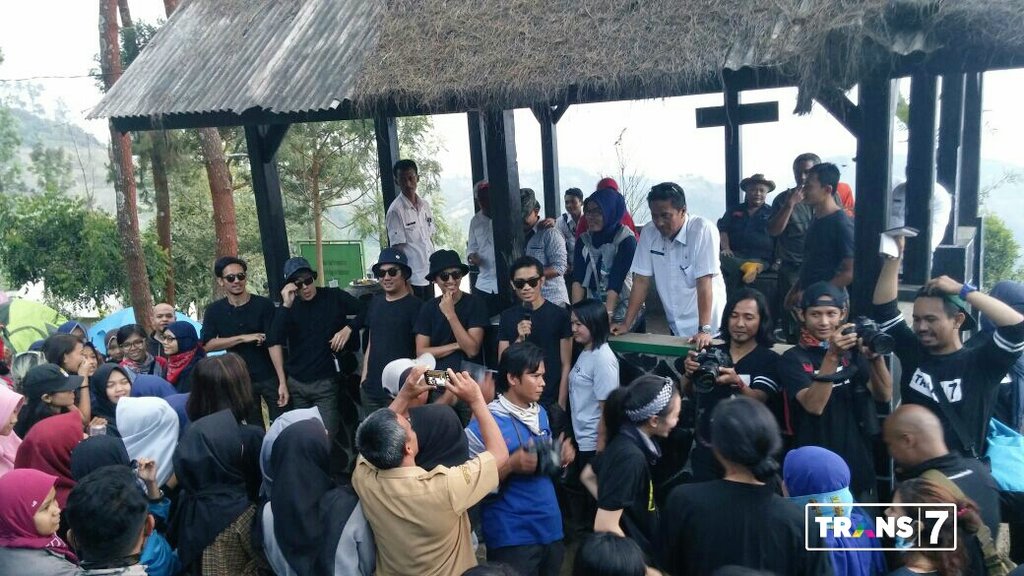 TRANS7's tweet photo. Ternyata ada mystery guest di acara @ppc_trans7 Peduli Terhadap Gunung. Ada yg bisa tebak siapa mereka? #PPC71RI https://t.co/JaT9vTnLeP