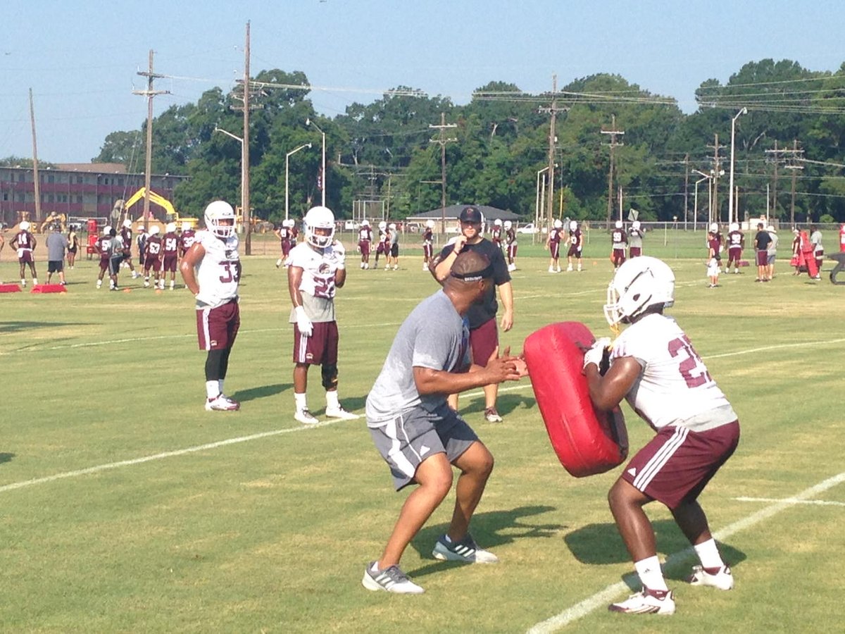 dialcole13's tweet photo. Former NFL RB @CoachRicard showing the RB's how to block. Ask @Jamal31Lewis how he was at blocking. #2000ydclub https://t.co/bunx1IdvjT