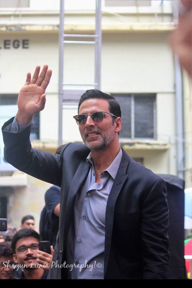 AhmedabadAkkian's tweet photo. The style icon @akshaykumar sir during #Rustom promotions in Kolkata. #8DaysToRustom 

Intriguing RUSTOM on 12th Aug https://t.co/6P1UcLfory