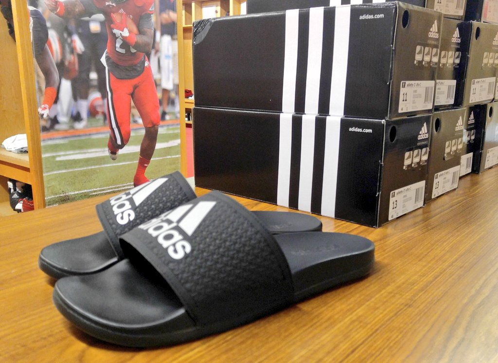 UIW_Equipment's tweet photo. Passing out brand new @adidas shower slides for all the players today. #uiwfootball #UIW #uiwpride #2016gear https://t.co/gsAZPtCWE6