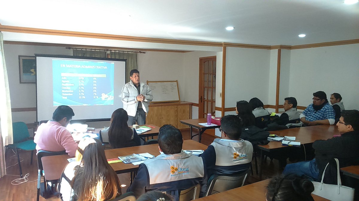 uetitulacion's tweet photo. El Arq. Maldonado del #vmvu, junto al personal de la #uet del @mopsv_bolivia en el taller de evaluación poa 2016 https://t.co/weALEMS97D