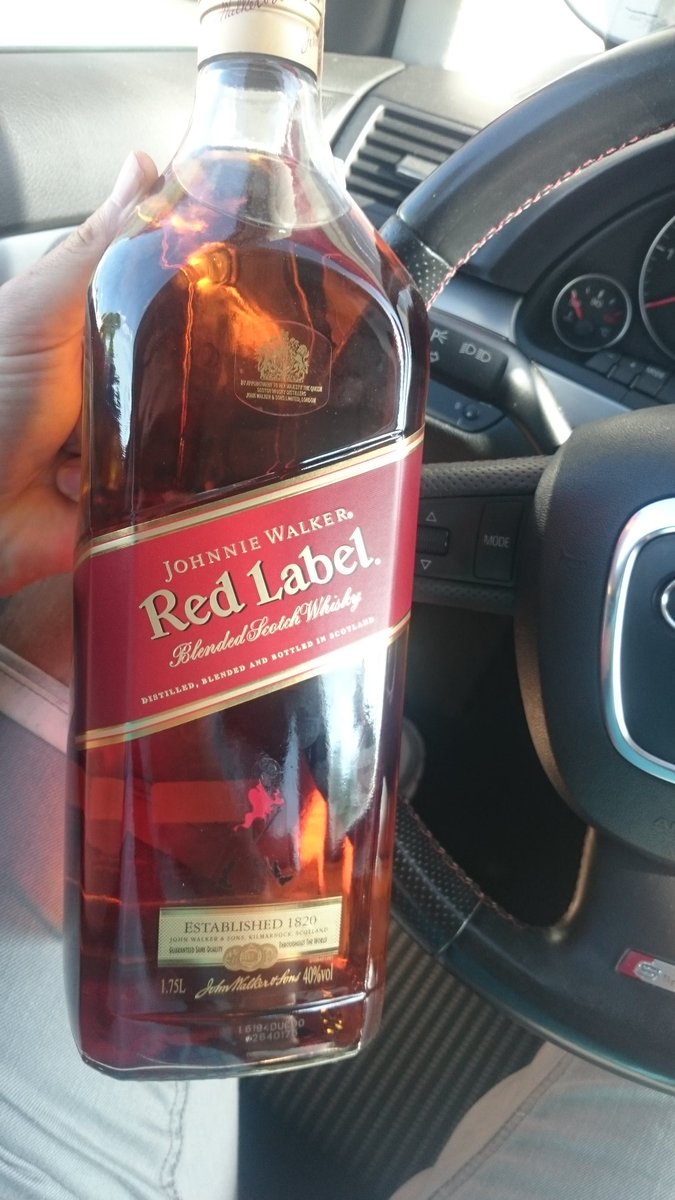 puzonX86's tweet photo. Pani w sklepie, z ogromnym uśmiechem życzyła mi udanego wieczoru... Ciekawe dlaczego? :-P 
#JohnnieWalker #1,75L https://t.co/1I91cPwi6L