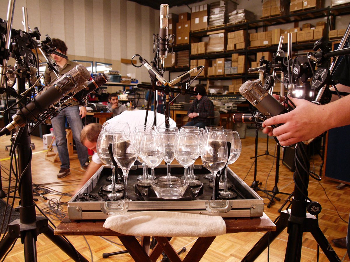 TELEFUNKEN_Mics's tweet image. #tbt recording @thejonnyrodgers  play tuned wine glasses with just about every mic we make #telefunkenmics