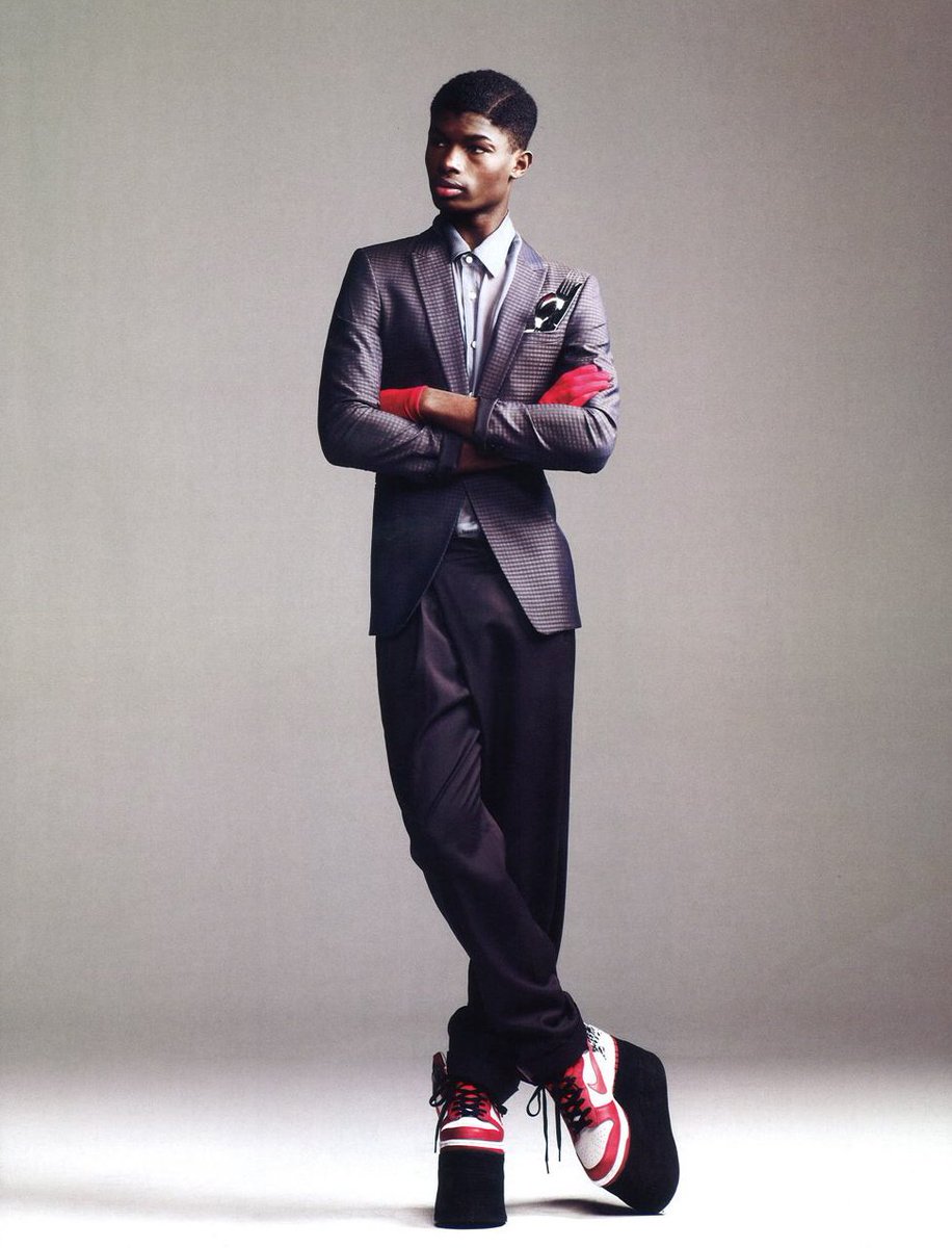 TheWallGroup's tweet photo. Business Casual. 👔👟
#Stylist #WayPerry for @wonderlandmag, 2010.
📷 : #PaulMaffi #tbt https://t.co/cE1kSmftVW