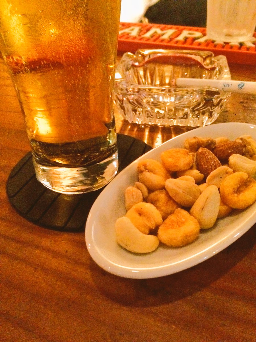 bitpun's tweet image. 今夜は早く終わったので
行きつけにて1杯☆