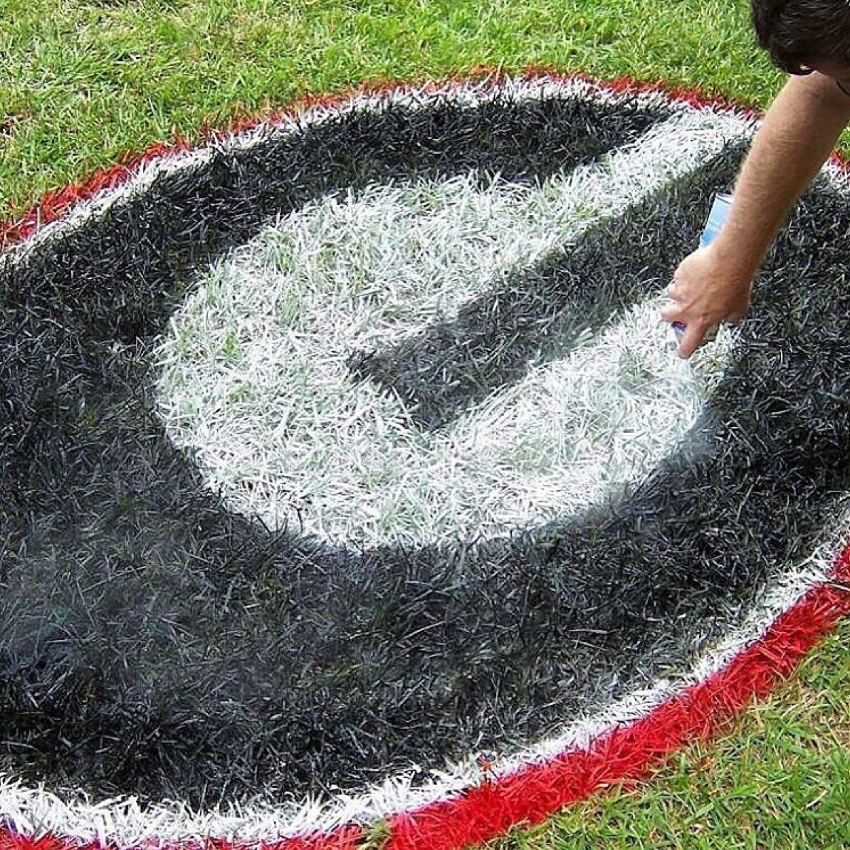 greatbiglogo's tweet photo. Show your Georgia Bulldogs team spirit. Giant Lawn Stencils from https://t.co/6GjV0EGFRr 
#GoDawgs #CommitToTheG https://t.co/qVnt4Qw0Ly