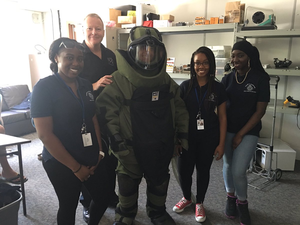 @TPS14Div @youthinpolicing student Taylor wearing a #bombsuit @TPSCraigYoung at #PublicSafetyUnit