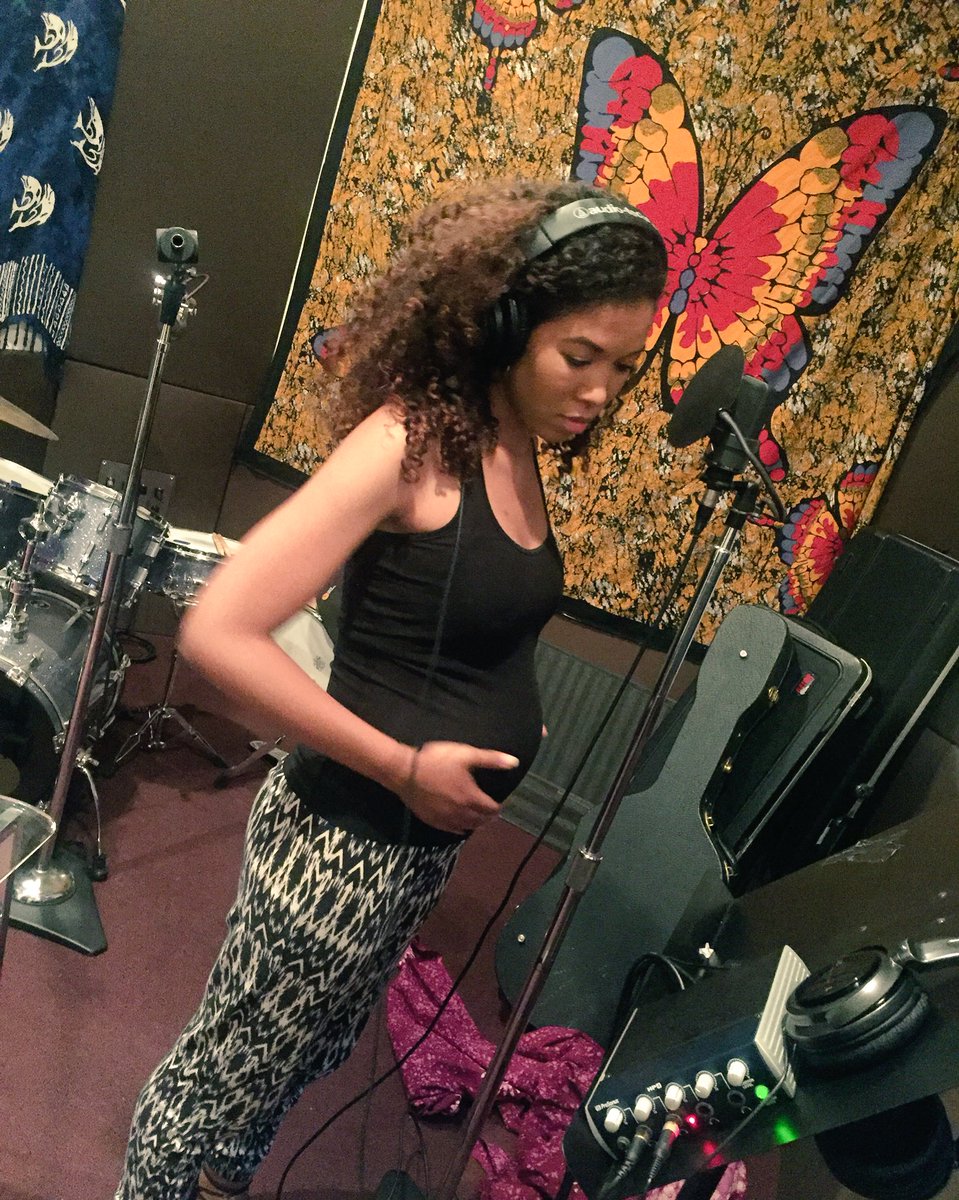 SadaKAllDay's tweet image. That moment when ur listening back &amp;amp; baby boy lets u know it was a good take 💙 #28Weeks #CreatingLife #CreatingMusic