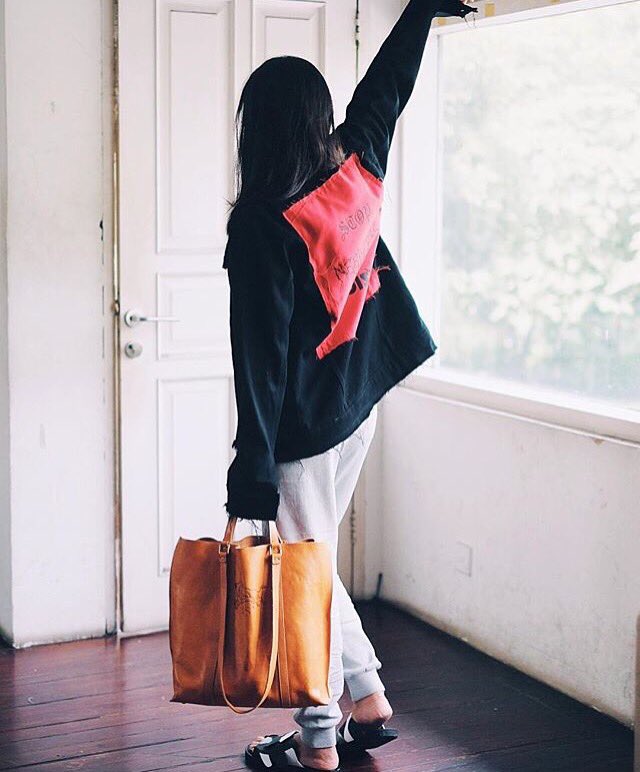 Good night people.

<a href="/ayladimitri/">Ayla Dimitri</a> wearing Il Bisonte 45th tote bag limited collection.