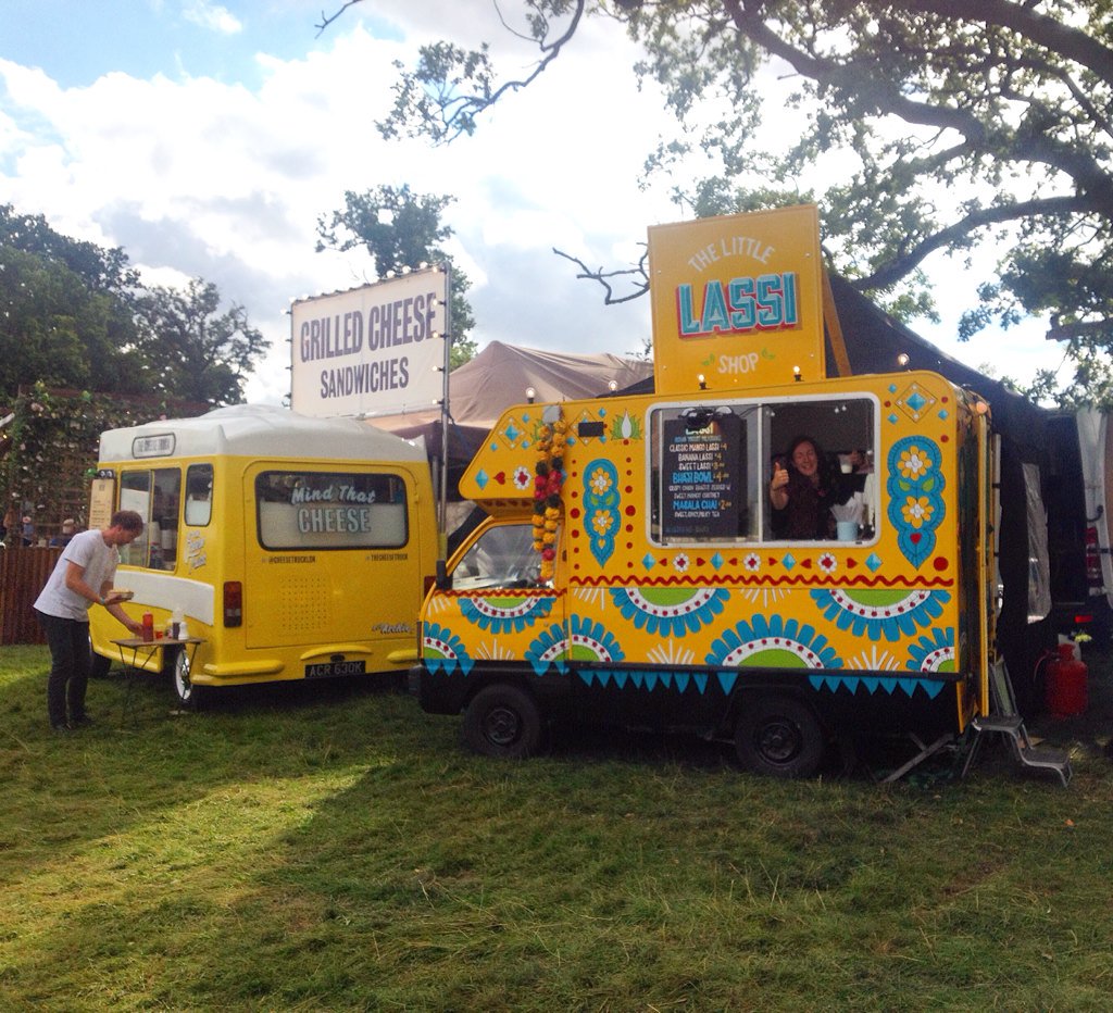 LittleLassiShop's tweet image. Rosi and Alfie sitting in a tree K.I.S.S.I.N.G catch them both by the meeting point all weekend @wildernesshq