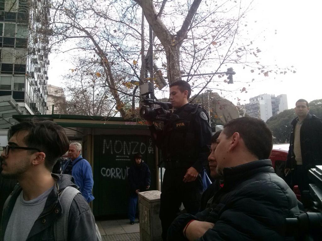 ElNumeral_'s tweet photo. La Policía Federal filmando al pueblo que acompaña a Hebe de Bonafini. #ConLasMadresNo https://t.co/bp4sN4BiJ3