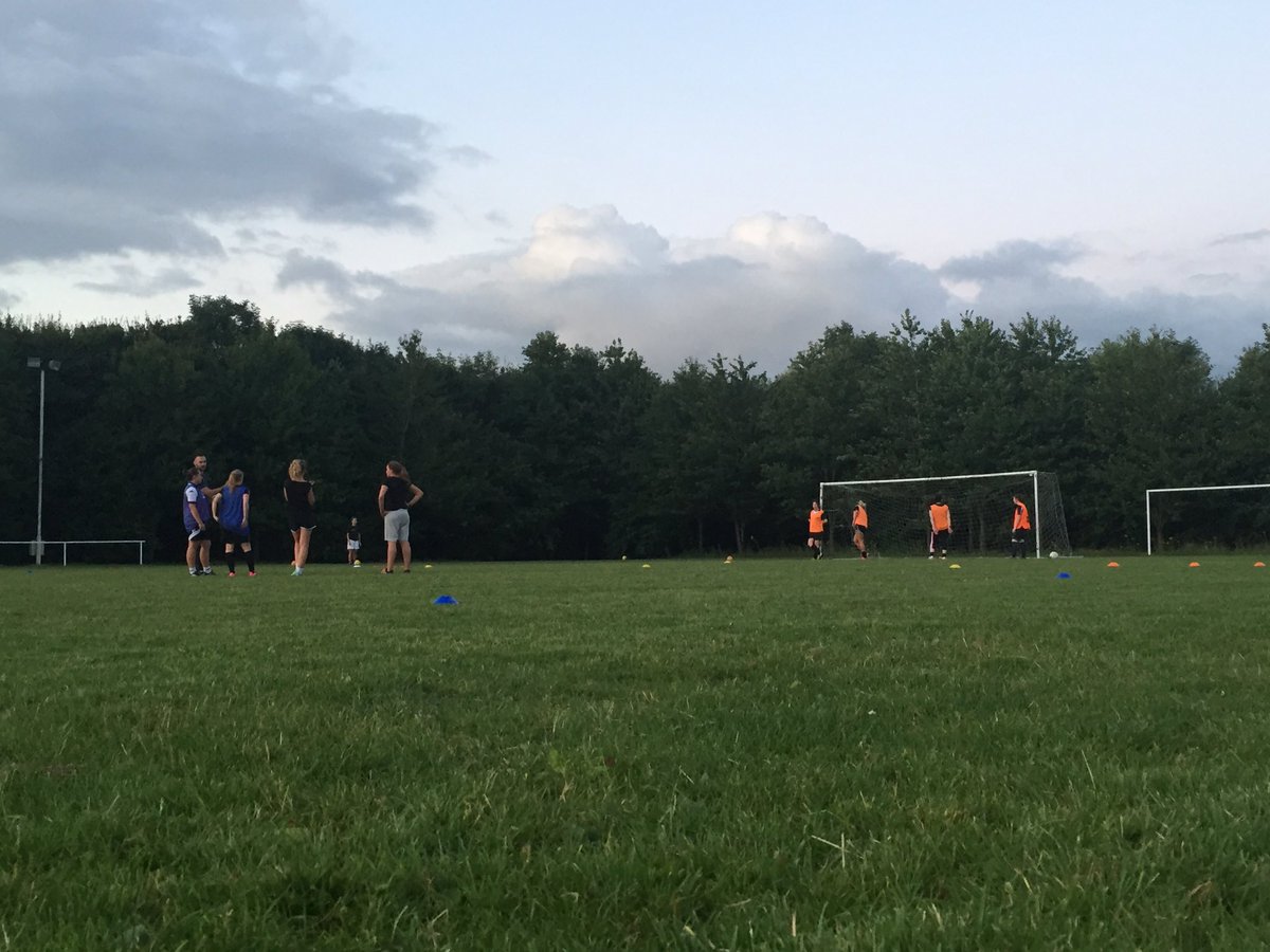 FakenhamTownLFC's tweet image. TRAINING: 
Very good session tonight, application fantastic from all.  #HighTempo #AttackVsDefence
#SetPlay