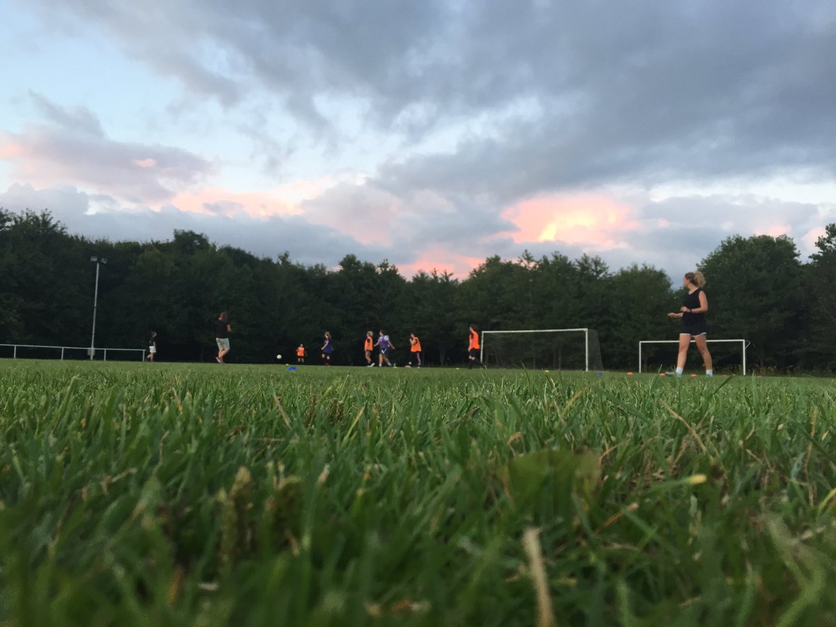 FakenhamTownLFC's tweet image. TRAINING: 
Very good session tonight, application fantastic from all.  #HighTempo #AttackVsDefence
#SetPlay