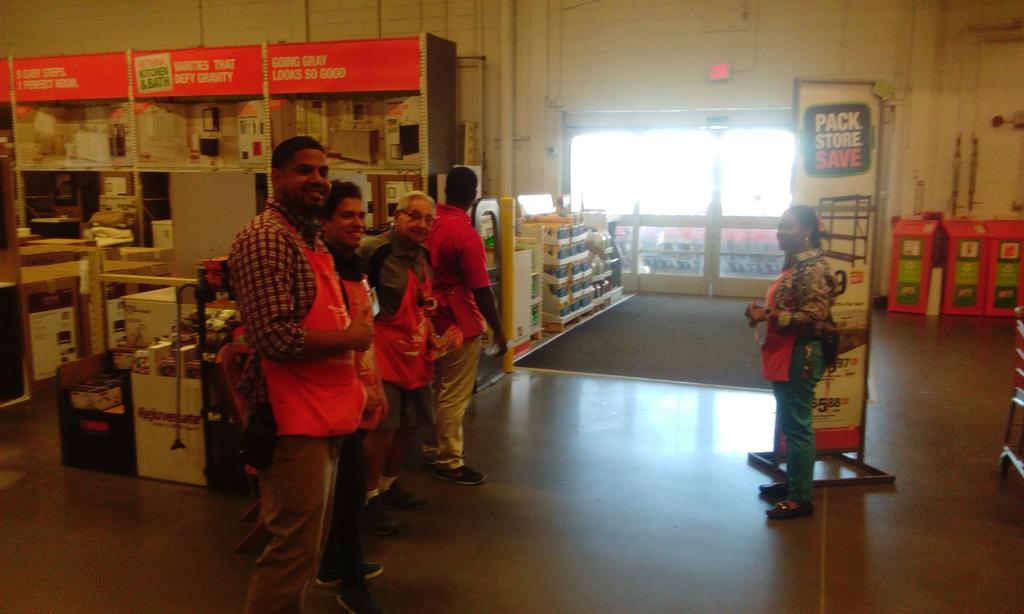 djjs1002's tweet photo. @1267HomeDepot Team 1267 rolling out new greeter program !!!!! Sea of orange !!!! https://t.co/MjqJujcyP1