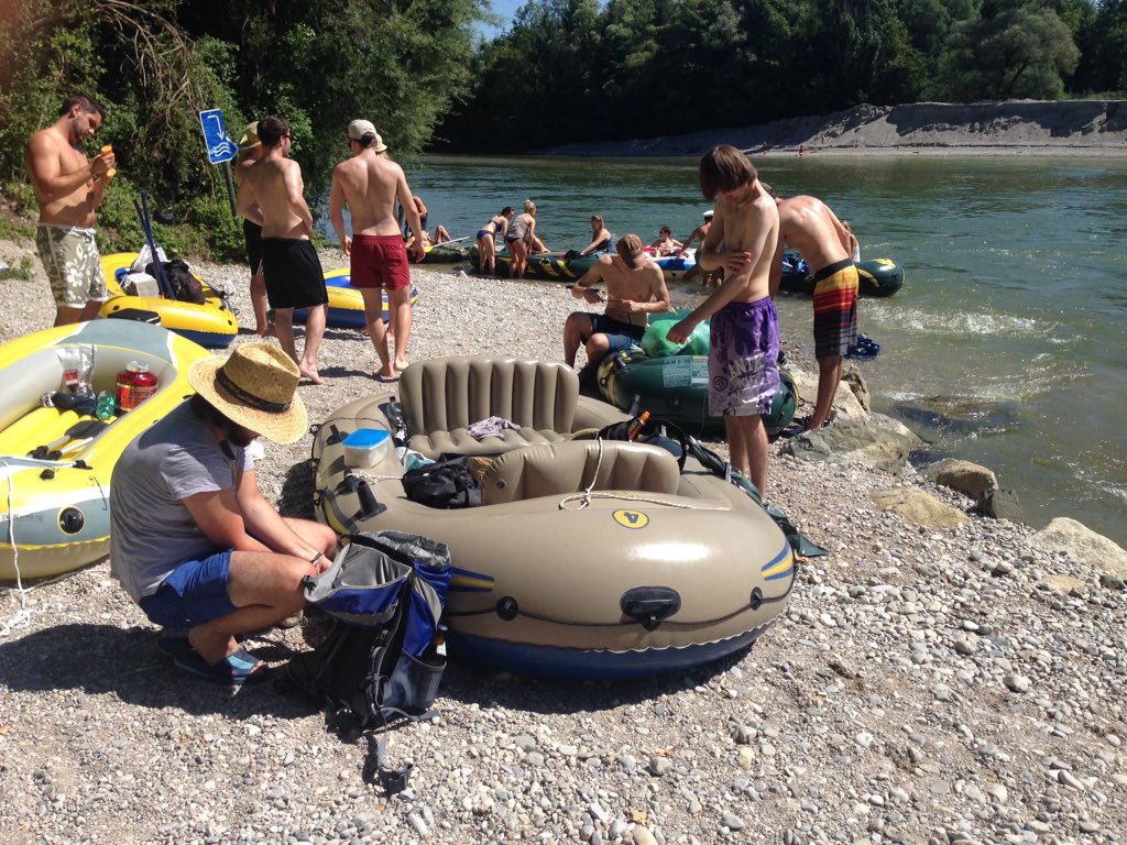 die_rapha's tweet photo. isar runterfahren #bierli #isar #bätschelor https://t.co/lcPnJE9IXm