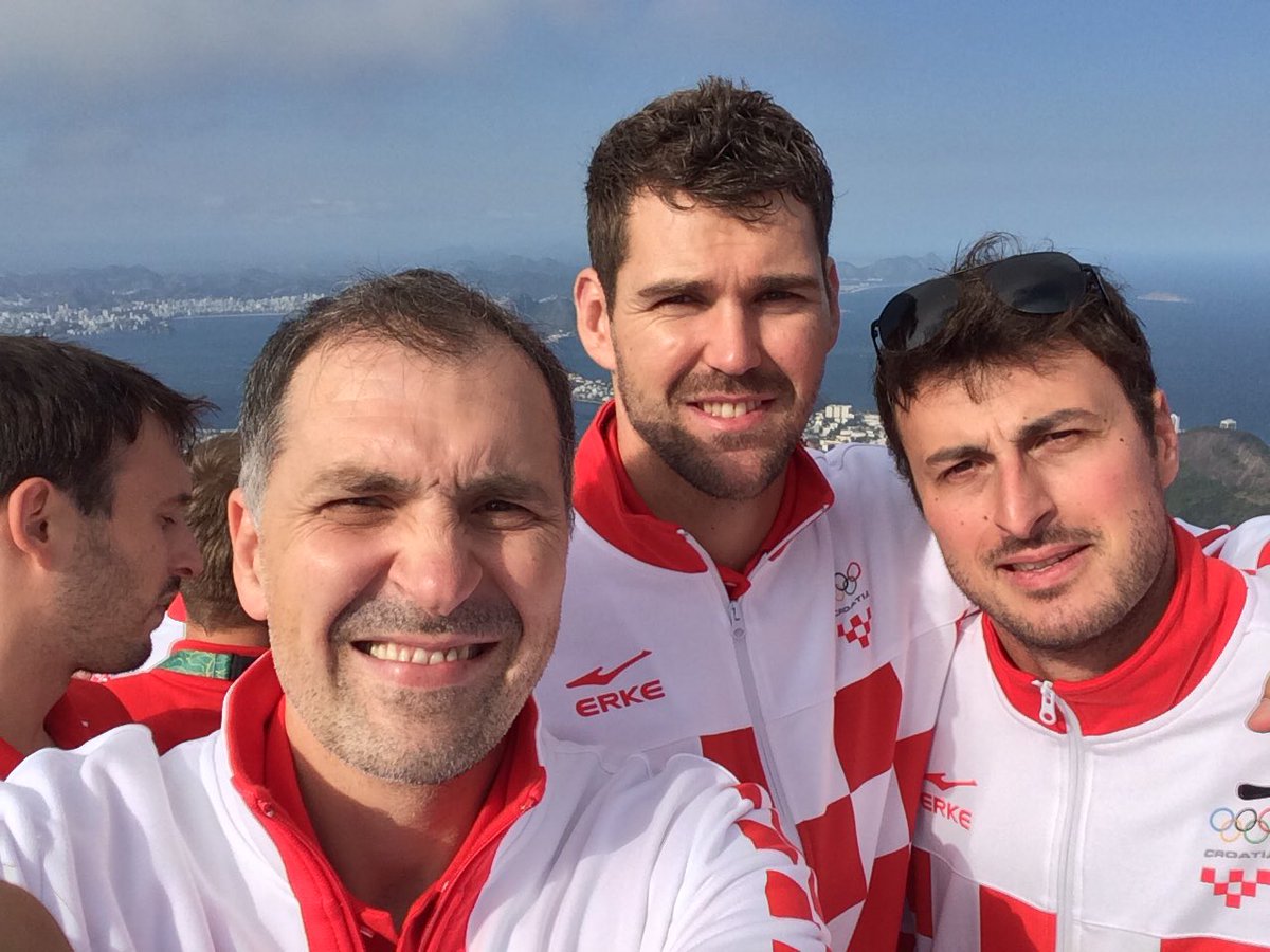 brale19's tweet photo. Pozdrav sa #Corcovado!! @HRStwitt @Rio2016_en #handball https://t.co/2QPvkFwJm1