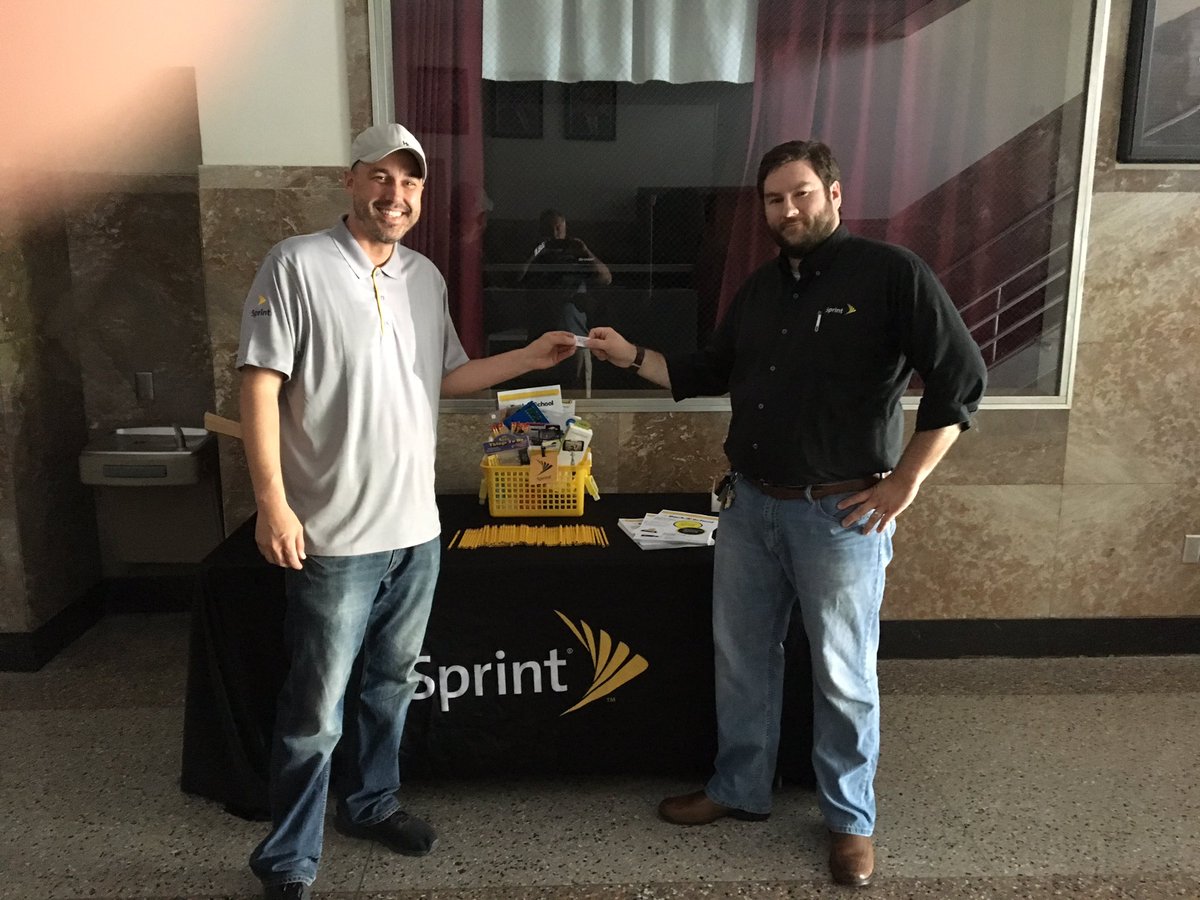 Sprint Store 825 tweet media