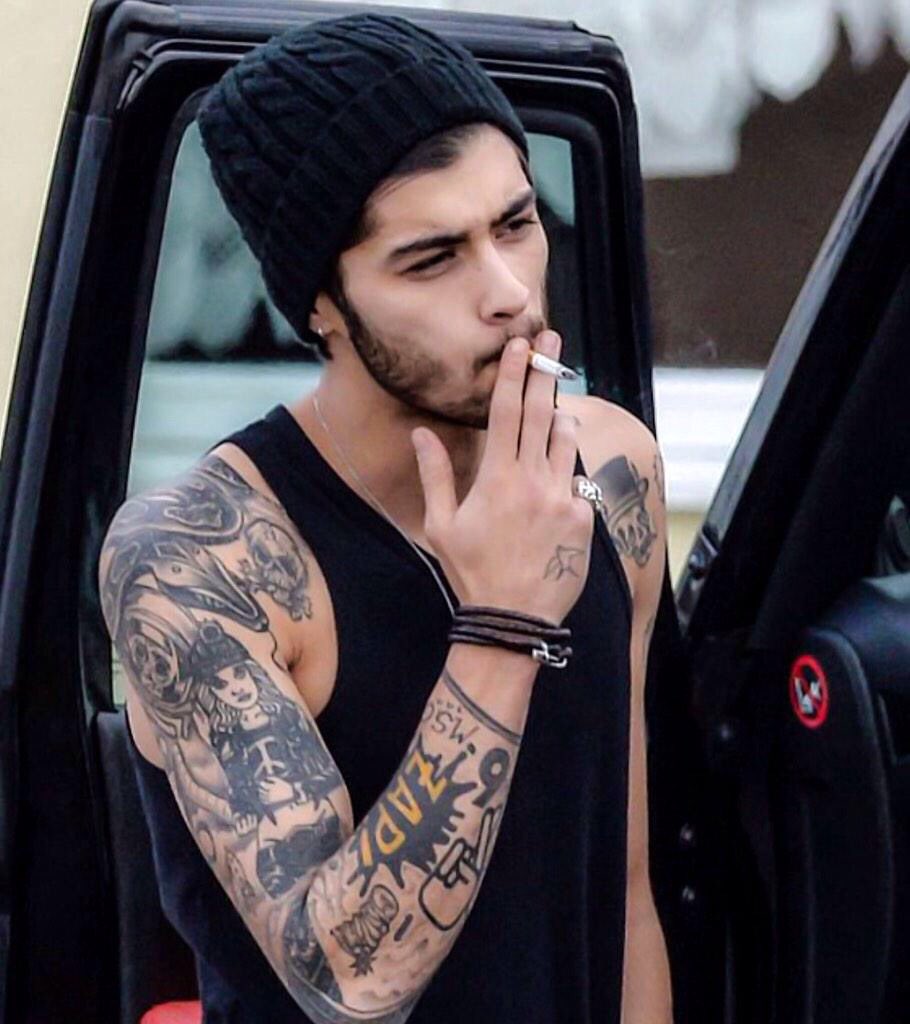 ZaynJMNews's tweet photo. #Update | This time last year Zayn was going in mixed directions. Now he seems to be covering up. https://t.co/AxAFczZZ7A