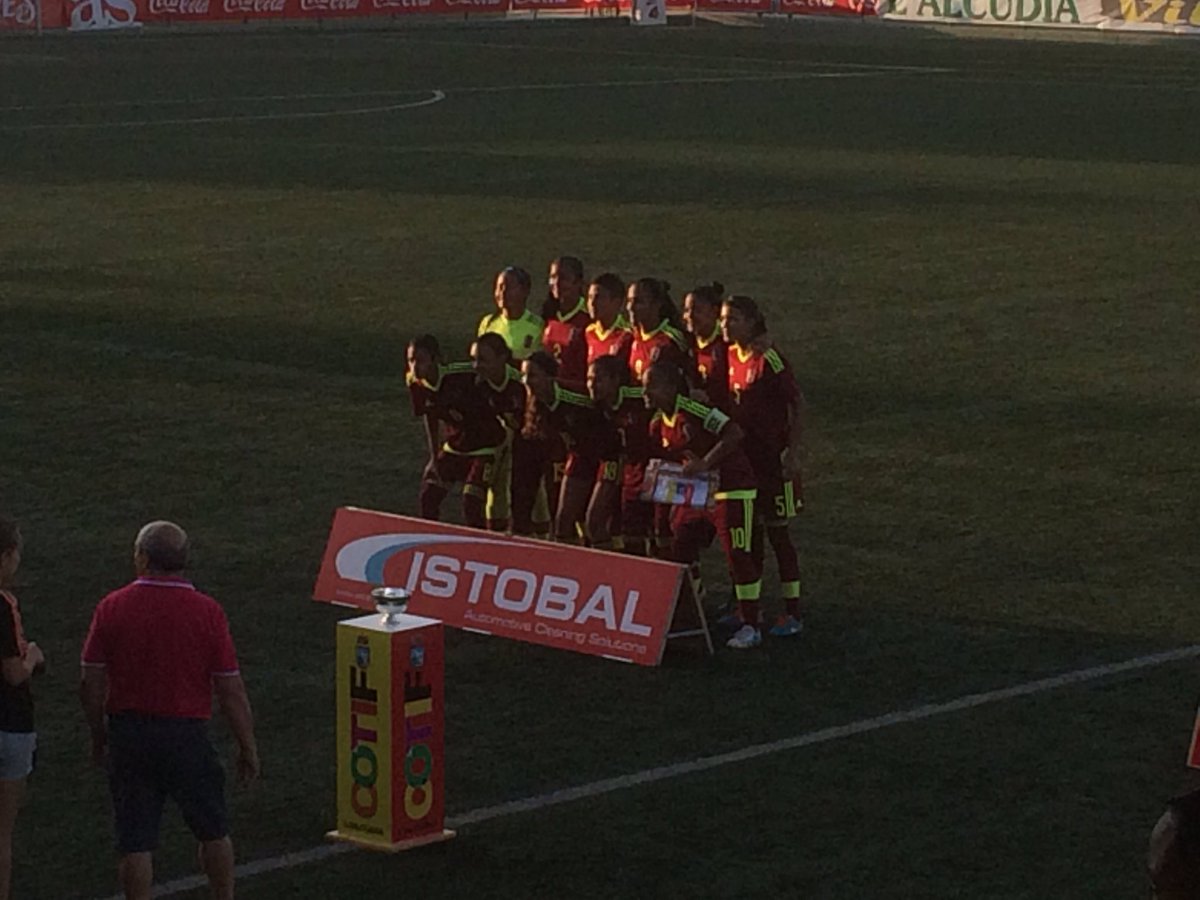 Raulbs91's tweet photo. ¡Empieza la gran final del @Cotif! ¡Ya rueda el balón en l'Alcúdia!

@FemeninoFVF 0-0 @rbbfeminas 

#cotiffem https://t.co/xA7Nh6id1l