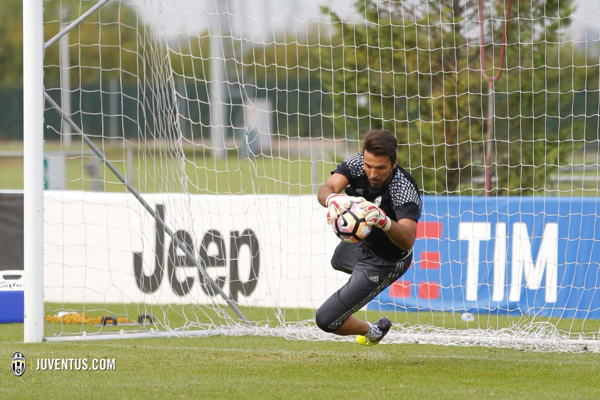 juventusfc's tweet photo. Uno contro uno, conclusioni in porta, partitelle a tema... Si lavora sodo a Vinovo https://t.co/BQKkB9xyZu https://t.co/AEH6UNntur
