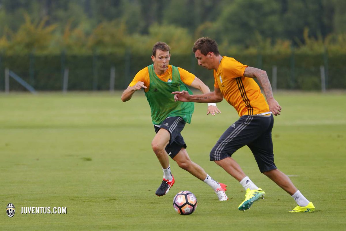 juventusfc's tweet photo. Uno contro uno, conclusioni in porta, partitelle a tema... Si lavora sodo a Vinovo https://t.co/BQKkB9xyZu https://t.co/AEH6UNntur