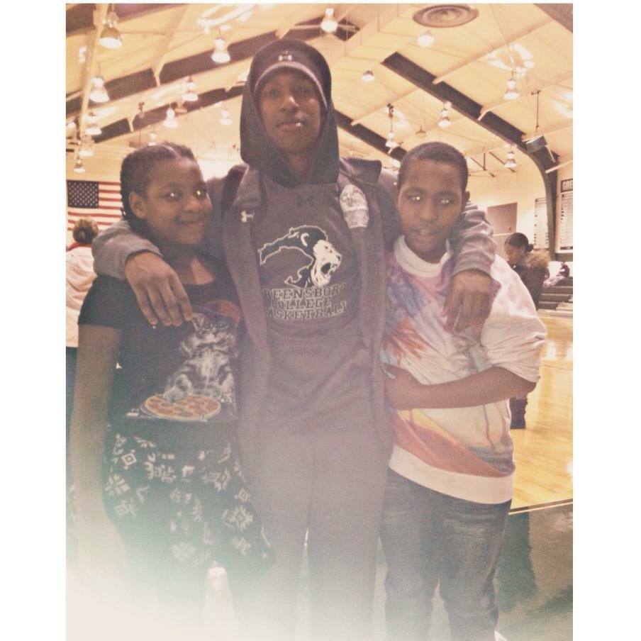 zeddywap's tweet image. love my brother and sister man 💕😭 #mysupportsystem