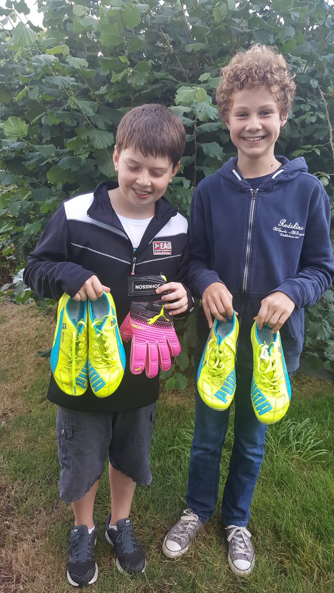 leflour22's tweet photo. Merci beaucoup Thanks a lot Karl-Johan Johnsson !! 2 garcons heureux! You made this 2 boys' day ⚽  #eag @EAGuingamp https://t.co/QzQNRRrVpx