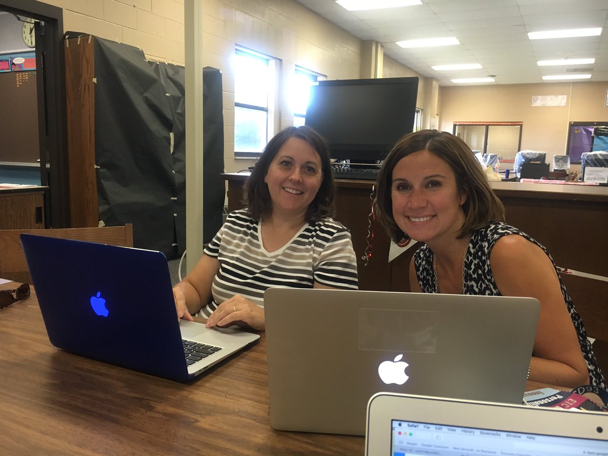 DubinCindy's tweet photo. Creating PBIS Cool Tool Videos together! #summertech2016 @CarreraBetsy https://t.co/6xktP5G2Dx