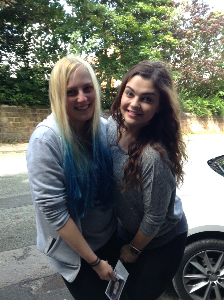 Lornaaa_xo's tweet photo. Can't believe i met Sarah today🙊  thankyou so much for stopping🙊🙊 https://t.co/MCPUch1TtD