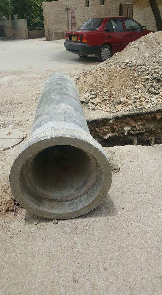 JamKhanShoroPPP's tweet photo. Work in progress of New Drainage Line at Razzaq Villas Ward No 11 M.C Qasimabad PS-47 HYD. #LGDeptSindh #PPP https://t.co/k1F0CCuWkP