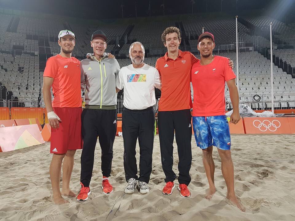 DVV_Volleyball's tweet photo. That's the #beachvolleyball #Rio2016 way. Böckermann/Flüggen had a training with their 1st opponents 💪😁 #WirfuerD https://t.co/BRDjSHpwdZ